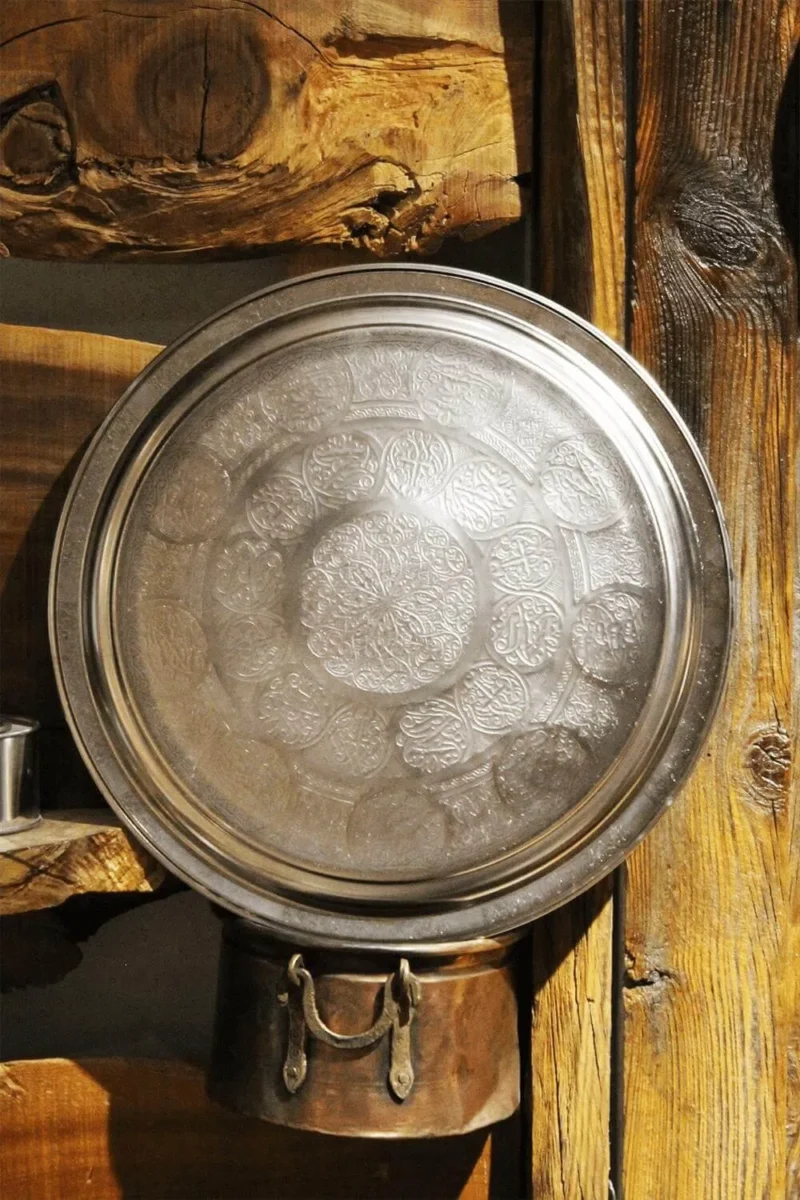 El yapımı bakır tepsi — Krom Yuvarlak Sunum Tepsi 34 cm Makine İşleme Nikel — üstten görünüm — BakırBul