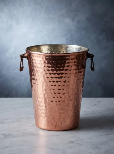 adali-buz-kovasi-15-cm-el-dovme-kirmizi-bb2553-1-sahne-1 El yapımı bakır kova — Adalı Bakır Buz Kovası 15 cm El Dövme Kırmızı — su ve içecek şişelerini soğuk tutma, sofrada sunum — BakırBul