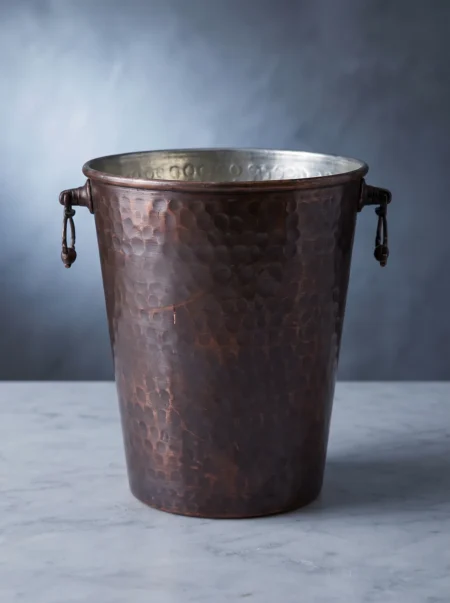 adali-buz-kovasi-15-cm-el-dovme-oksit-bb2553-3-sahne-1 El yapımı bakır kova — Adalı Bakır Buz Kovası 15 cm El Dövme Oksit — su ve içecek şişelerini soğuk tutma, sofrada sunum — BakırBul