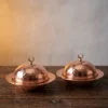 bakir-saka-yuvarlak-lokumluk-9-cm-el-dovme-2li-takim-kirmizi-bb5852-21-sahne-1 El yapımı bakır ürün — Bakır Saka Yuvarlak Lokumluk 9 cm El Dövme 2'li Takım Kırmızı — sofrada lokum ve tatlı sunumu — BakırBul