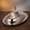 hanedan-klasik-kapak-kayik-sunum-tabagi-25-cm-el-dovme-nikel-bb4410-2-sahne-1 El yapımı bakır tabak — Bakır Hanedan Klasik Kapak Kayık Sunum Tabağı 25 cm El Dövme Nikel — kebap ve sıcak yemeklerin sofrada kapaklı sunumu — BakırBul
