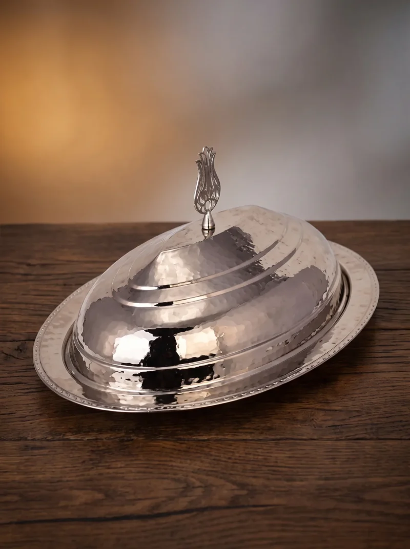 hanedan-klasik-kapak-kayik-sunum-tabagi-25-cm-el-dovme-nikel-bb4410-2-sahne-1 El yapımı bakır tabak — Bakır Hanedan Klasik Kapak Kayık Sunum Tabağı 25 cm El Dövme Nikel — kebap ve sıcak yemeklerin sofrada kapaklı sunumu — BakırBul