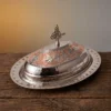 hanedan-klasik-kapak-kayik-sunum-tabagi-25-cm-el-isleme-kirmizi-beyaz-bb4423-7-sahne-1 El yapımı bakır tabak — Bakır Hanedan Klasik Kapak Kayık Sunum Tabağı 25 cm El İşleme Kırmızı Beyaz — kebap ve sıcak yemeklerin sofrada kapaklı sunumu — BakırBul