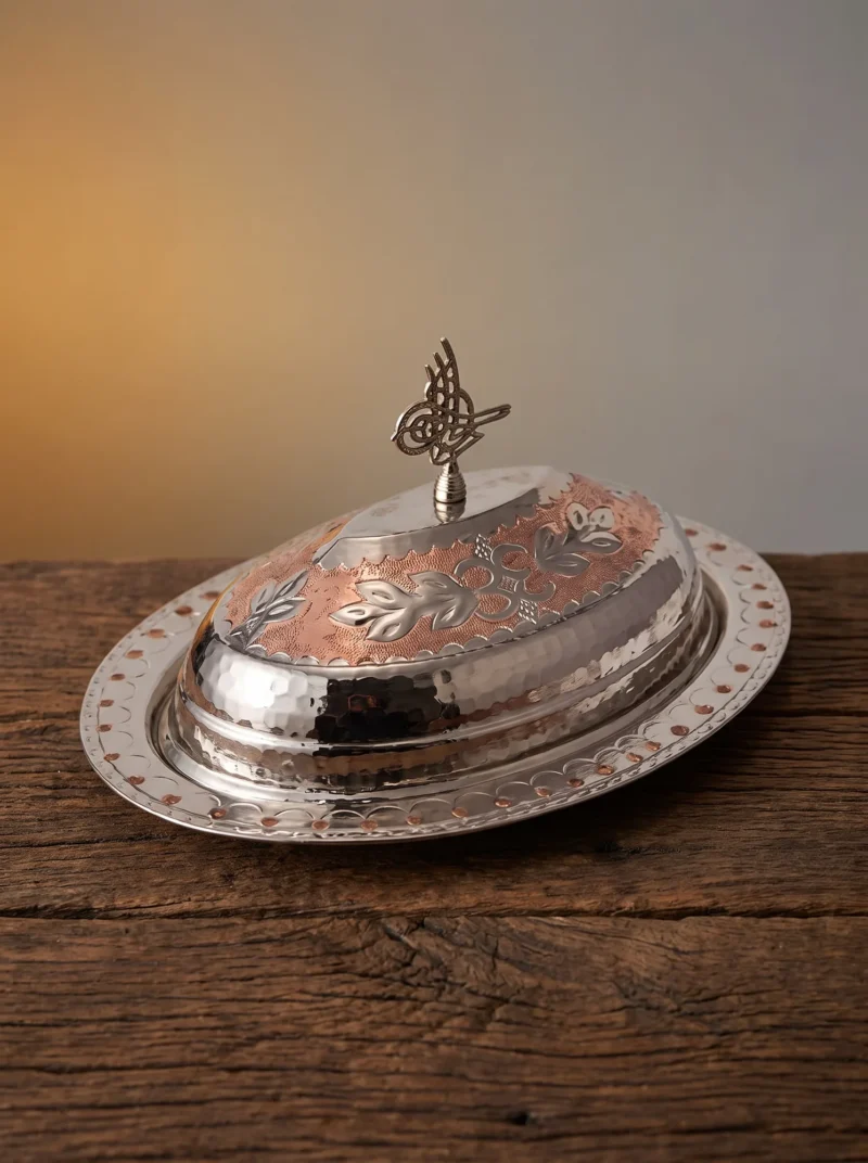 hanedan-klasik-kapak-kayik-sunum-tabagi-25-cm-el-isleme-kirmizi-beyaz-bb4423-7-sahne-1 El yapımı bakır tabak — Bakır Hanedan Klasik Kapak Kayık Sunum Tabağı 25 cm El İşleme Kırmızı Beyaz — kebap ve sıcak yemeklerin sofrada kapaklı sunumu — BakırBul