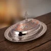 hanedan-klasik-kapak-kayik-sunum-tabagi-35-cm-el-isleme-kirmizi-beyaz-bb4425-7-sahne-1 El yapımı bakır tabak — Bakır Hanedan Klasik Kapak Kayık Sunum Tabağı 35 cm El İşleme Kırmızı Beyaz — kebap ve sıcak yemeklerin sofrada kapaklı sunumu — BakırBul