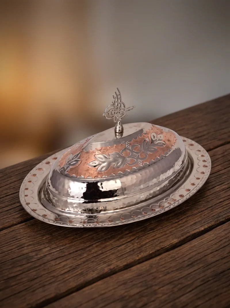 hanedan-klasik-kapak-kayik-sunum-tabagi-35-cm-el-isleme-kirmizi-beyaz-bb4425-7-sahne-1 El yapımı bakır tabak — Bakır Hanedan Klasik Kapak Kayık Sunum Tabağı 35 cm El İşleme Kırmızı Beyaz — kebap ve sıcak yemeklerin sofrada kapaklı sunumu — BakırBul