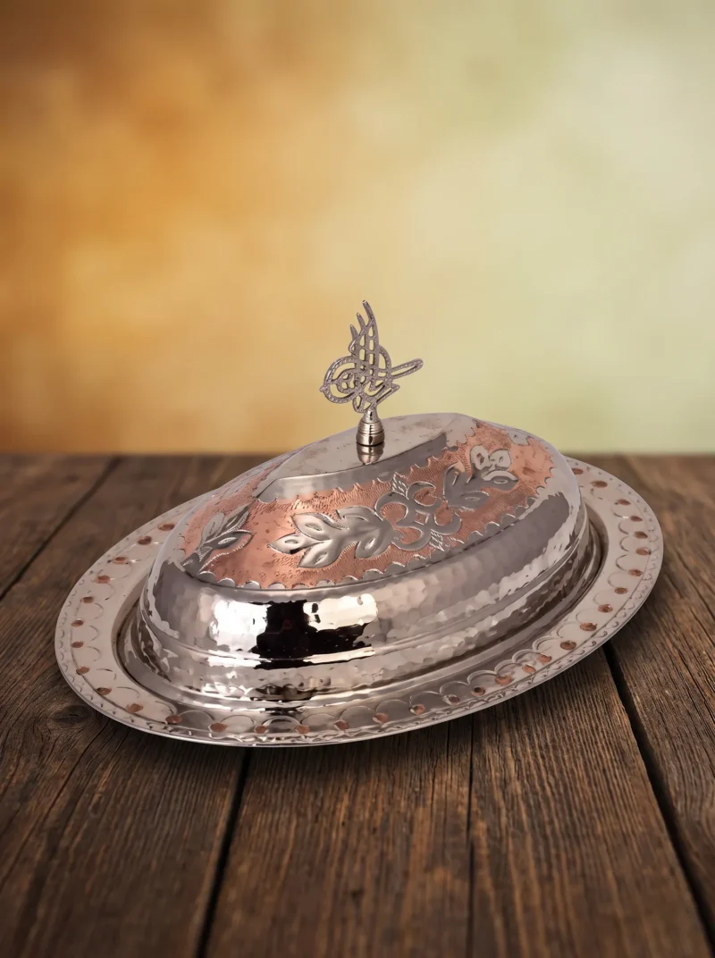 hanedan-klasik-kapak-kayik-sunum-tabagi-40-cm-el-isleme-kirmizi-beyaz-bb4426-7-sahne-1 El yapımı bakır tabak — Bakır Hanedan Klasik Kapak Kayık Sunum Tabağı 40 cm El İşleme Kırmızı Beyaz — kebap ve sıcak yemeklerin sofrada kapaklı sunumu — BakırBul