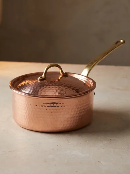 italyan-tencere-tek-kulp-5-no-26-cm-el-dovme-kirmizi-bb8156-1-sahne-1 El yapımı bakır tencere — İtalyan Bakır Tencere Tek Kulp 5 No 26 cm El Dövme Kırmızı — yemek pişirme ve sofrada servis — BakırBul