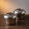 kapakli-bakir-ehlikeyf-makine-dovme-2li-takim-nikel-bb3302-22-sahne-1 El yapımı bakır ürün — Kapaklı Bakır Ehlikeyf Makine Dövme 2'li Takım Nikel — sofrada bardağı soğuk tutan sunum — BakırBul