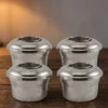 kapakli-bakir-ehlikeyf-makine-dovme-4lu-takim-nikel-bb3302-42-sahne-1 El yapımı bakır ürün — Kapaklı Bakır Ehlikeyf Makine Dövme 4'lü Takım Nikel — sofrada bardağı soğuk tutan sunum — BakırBul