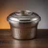 kapakli-ehlikeyf-makine-dovme-nikel-bb3302-2-sahne-1 El yapımı bakır ürün — Kapaklı Bakır Ehlikeyf Makine Dövme Nikel — sofrada bardağı soğuk tutan sunum — BakırBul
