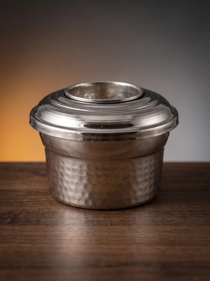 kapakli-ehlikeyf-makine-dovme-nikel-bb3302-2-sahne-1 El yapımı bakır ürün — Kapaklı Bakır Ehlikeyf Makine Dövme Nikel — sofrada bardağı soğuk tutan sunum — BakırBul