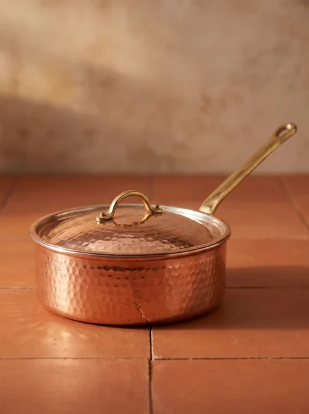 El yapımı bakır tencere — Karnıyarık Bakır Tencere Tek Kulp 10 No 34 cm El Dövme Kırmızı — yemek pişirme ve sofrada servis — BakırBul