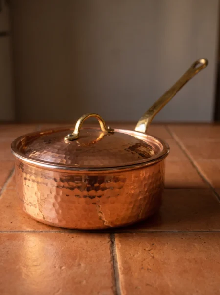 El yapımı bakır tencere — Karnıyarık Bakır Tencere Tek Kulp 5 No 26 cm El Dövme Kırmızı — yemek pişirme ve sofrada servis — BakırBul
