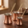 kervan-cezve-buyuk-3-lu-takim-4-5-6-no-ince-makine-dovme-kirmizi-bb1234-1-sahne-1 El yapımı bakır cezve — Kervan Bakır Cezve Büyük 3'lü Takım 4-5-6 No İnce Makine Dövme Kırmızı — Türk kahvesi pişirme ve servisi — BakırBul