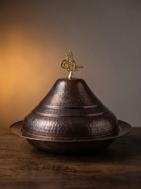 kumbet-yuvarlak-sunum-tabagi-30-cm-el-dovme-oksit-bb9059-3-sahne-1 El yapımı bakır tabak — Bakır Kümbet Yuvarlak Sunum Tabağı 30 cm El Dövme Oksit — tatlı ve baklavanın sofrada kapaklı sunumu — BakırBul