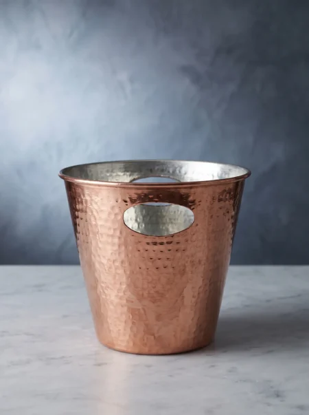 mercan-buz-kovasi-24-cm-el-dovme-kirmizi-bb2552-1-sahne-1 El yapımı bakır kova — Mercan Bakır Buz Kovası 24 cm El Dövme Kırmızı — su ve içecek şişelerini soğuk tutma, sofrada sunum — BakırBul