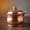 mini-guvec-sekerlik-10-cm-el-dovme-kirmizi-bb5829-1-sahne-1 El yapımı bakır ürün — Mini Bakır Güveç Şekerlik 10 cm El Dövme Kırmızı — sofrada şeker, kuruyemiş ve lokum sunumu — BakırBul