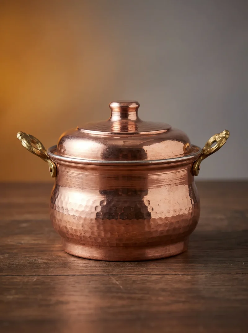 mini-guvec-sekerlik-10-cm-el-dovme-kirmizi-bb5829-1-sahne-1 El yapımı bakır ürün — Mini Bakır Güveç Şekerlik 10 cm El Dövme Kırmızı — sofrada şeker, kuruyemiş ve lokum sunumu — BakırBul