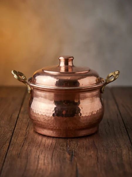 mini-guvec-sekerlik-7-cm-el-dovme-kirmizi-bb5827-1-sahne-1 El yapımı bakır ürün — Mini Bakır Güveç Şekerlik 7 cm El Dövme Kırmızı — sofrada şeker, kuruyemiş ve lokum sunumu — BakırBul