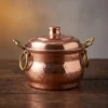 mini-guvec-sekerlik-8-cm-el-dovme-kirmizi-bb5828-1-sahne-1 El yapımı bakır ürün — Mini Bakır Güveç Şekerlik 8 cm El Dövme Kırmızı — sofrada şeker, kuruyemiş ve lokum sunumu — BakırBul
