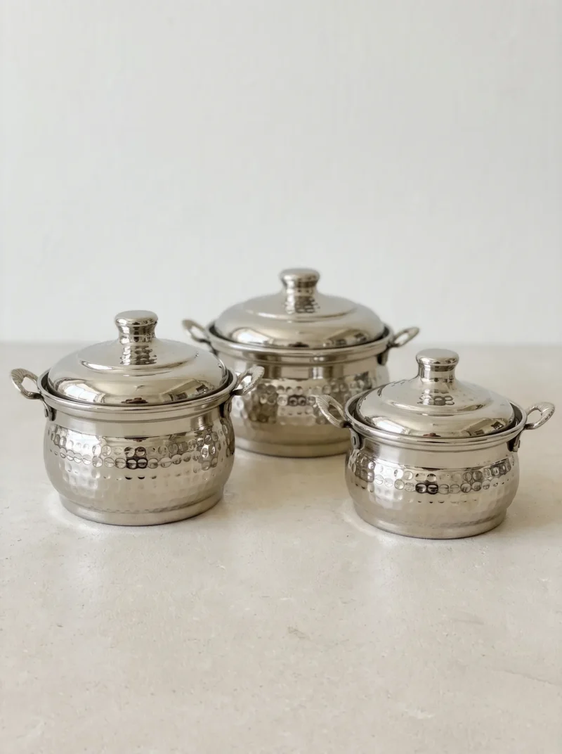 mini-guvec-tencere-3-lu-takim-el-dovme-nikel-bb8184-2-sahne-2 El yapımı bakır tencere — Mini Bakır Güveç Tencere 3'lü Takım El Dövme Nikel — yemek pişirme ve sofrada servis — BakırBul