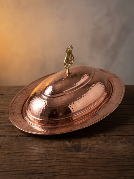 odabasi-ozel-kapak-kayik-sunum-tabagi-31-cm-el-dovme-kirmizi-bb4403-1-sahne-1 El yapımı bakır tabak — Bakır Odabaşı Özel Kapak Kayık Sunum Tabağı 31 cm El Dövme Kırmızı — kebap ve sıcak yemeklerin sofrada kapaklı sunumu — BakırBul