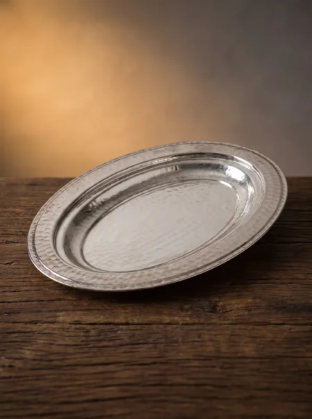 piyade-iskender-kebap-kayik-sunum-tabagi-30-cm-el-dovme-nikel-bb4417-2-sahne-1 El yapımı bakır tabak — Bakır Piyade İskender Kebap Kayık Sunum Tabağı 30 cm El Dövme Nikel — İskender ve ızgara yemeklerin sofrada sunumu — BakırBul