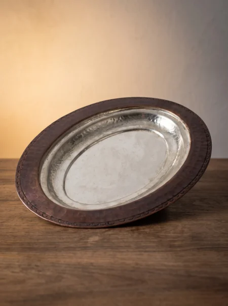 piyade-iskender-kebap-kayik-sunum-tabagi-35-cm-el-dovme-oksit-bb4415-3-sahne-1 El yapımı bakır tabak — Bakır Piyade İskender Kebap Kayık Sunum Tabağı 35 cm El Dövme Oksit — İskender ve ızgara yemeklerin sofrada sunumu — BakırBul