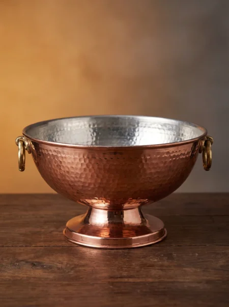 punch-sunum-kase-27-cm-el-dovme-kirmizi-bb2561-1-sahne-1 El yapımı bakır kase — Punch Sunum Bakır Kase 27 cm El Dövme Kırmızı — sofrada meyve, salata ve soğuk içecek sunumu — BakırBul