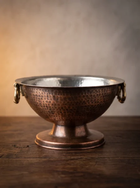 punch-sunum-kase-27-cm-el-dovme-oksit-bb2561-3-sahne-1 El yapımı bakır kase — Punch Sunum Bakır Kase 27 cm El Dövme Oksit — sofrada meyve, salata ve soğuk içecek sunumu — BakırBul