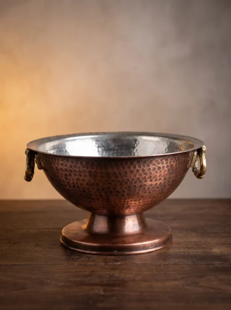 punch-sunum-kase-32-cm-el-dovme-oksit-bb2562-3-sahne-1 El yapımı bakır kase — Punch Sunum Bakır Kase 32 cm El Dövme Oksit — sofrada meyve, salata ve soğuk içecek sunumu — BakırBul
