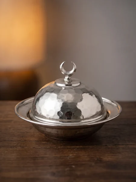 saka-yuvarlak-lokumluk-9-cm-el-dovme-nikel-bb5852-2-sahne-1 El yapımı bakır ürün — Bakır Saka Yuvarlak Lokumluk 9 cm El Dövme Nikel — sofrada lokum ve tatlı sunumu — BakırBul