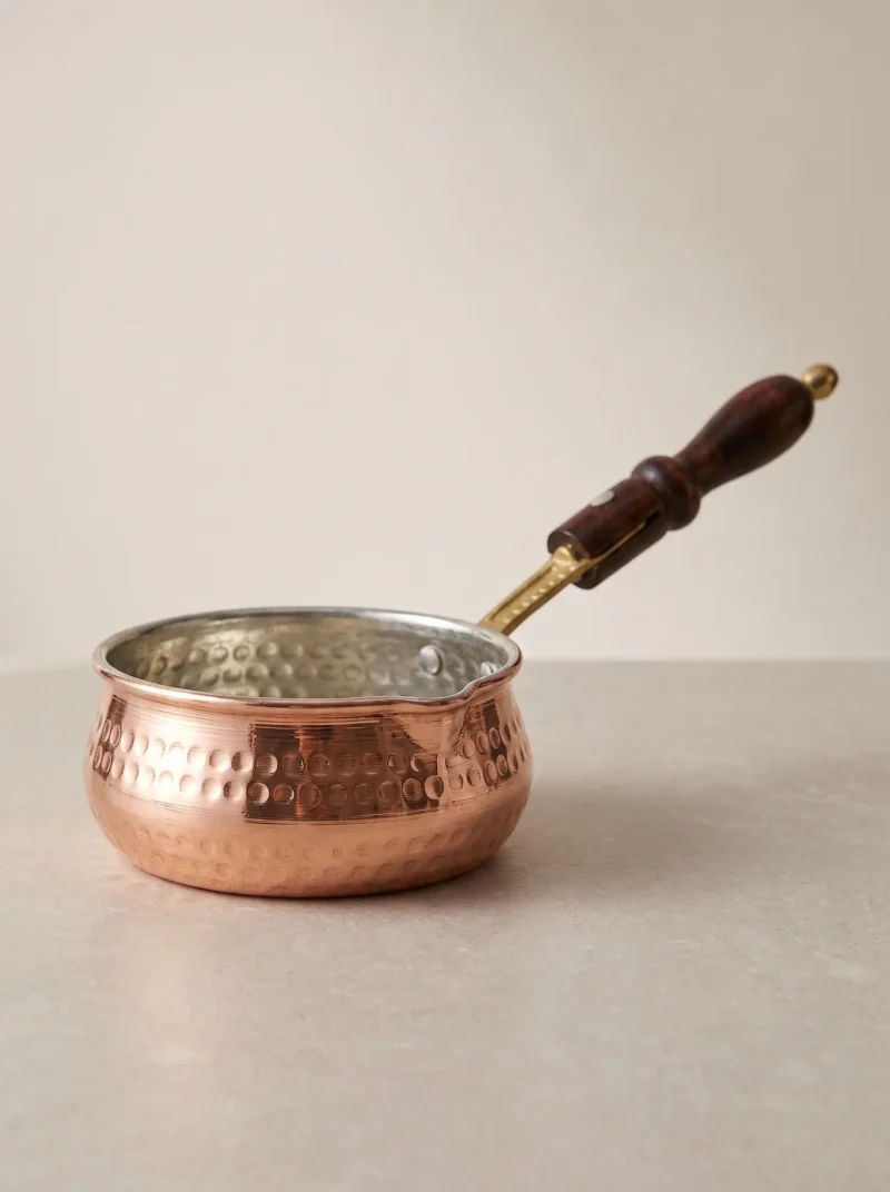 salsa-sosluk-1-no-ahsap-kulp-makine-dovme-kirmizi-bb4806-1-sahne-1 El yapımı bakır ürün — Salsa Bakır Sosluk 1 No Ahşap Kulp Makine Dövme Kırmızı — sos ve tereyağı servisi — BakırBul
