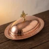 saltanat-sisme-kapak-kayik-sunum-tabagi-25-cm-el-dovme-kirmizi-bb4405-1-sahne-1 El yapımı bakır tabak — Bakır Saltanat Şişme Kapak Kayık Sunum Tabağı 25 cm El Dövme Kırmızı — kebap ve sıcak yemeklerin sofrada kapaklı sunumu — BakırBul