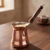 El yapımı bakır cezve — Sultan Bakır Cezve 1 No İnce Ahşap Kulp 2 Fincan Makine Dövme Kırmızı — Türk kahvesi pişirme ve servisi — BakırBul