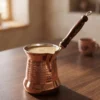 sultan-cezve-1-no-kalin-ahsap-kulp-2-fincan-makine-dovme-kirmizi-bb1250-1-sahne-1 El yapımı bakır cezve — Sultan Bakır Cezve 1 No Kalın Ahşap Kulp 2 Fincan Makine Dövme Kırmızı — Türk kahvesi pişirme ve servisi — BakırBul