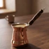 El yapımı bakır cezve — Sultan Bakır Cezve 4 No İnce Ahşap Kulp 5 Fincan Makine Dövme Kırmızı — Türk kahvesi pişirme ve servisi — BakırBul