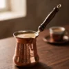 El yapımı bakır cezve — Sultan Bakır Cezve 4 No Kalın Ahşap Kulp 5 Fincan Makine Dövme Kırmızı — Türk kahvesi pişirme ve servisi — BakırBul