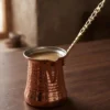 El yapımı bakır cezve — Sultan Bakır Cezve 4 No Kalın Pirinç Kulp 5 Fincan Makine Dövme Kırmızı — Türk kahvesi pişirme ve servisi — BakırBul