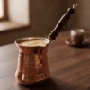 sultan-cezve-5-no-ince-ahsap-kulp-6-fincan-makine-dovme-kirmizi-bb1240-1-sahne-1 El yapımı bakır cezve — Sultan Bakır Cezve 5 No İnce Ahşap Kulp 6 Fincan Makine Dövme Kırmızı — Türk kahvesi pişirme ve servisi — BakırBul
