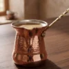 El yapımı bakır cezve — Sultan Bakır Cezve 5 No İnce Pirinç Kulp 6 Fincan Makine Dövme Kırmızı — Türk kahvesi pişirme ve servisi — BakırBul
