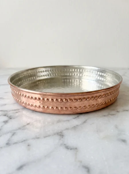 sultani-yuvarlak-firin-tepsisi-20-cm-el-dovme-kirmizi-bb4857-1-sahne-1 El yapımı bakır tepsi — Bakır Sultani Yuvarlak Fırın Tepsisi 20 cm El Dövme Kırmızı — fırında pişirme ve servis — BakırBul