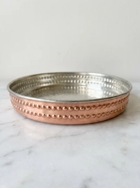 sultani-yuvarlak-firin-tepsisi-22-cm-el-dovme-kirmizi-bb4858-1-sahne-1 El yapımı bakır tepsi — Bakır Sultani Yuvarlak Fırın Tepsisi 22 cm El Dövme Kırmızı — fırında pişirme ve servis — BakırBul
