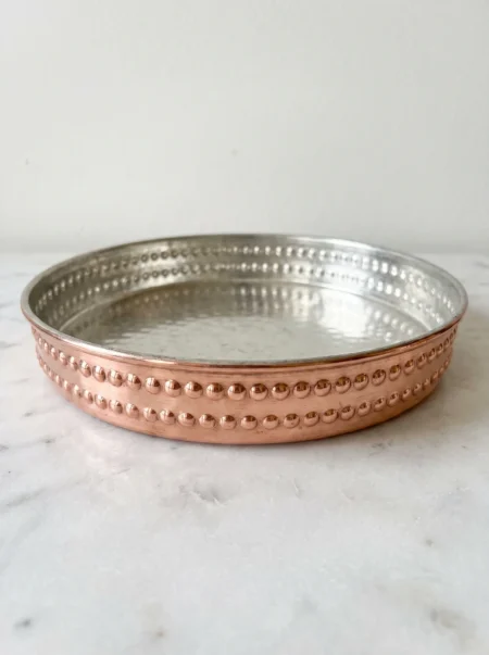 sultani-yuvarlak-firin-tepsisi-26-cm-el-dovme-kirmizi-bb4827-1-sahne-1 El yapımı bakır tepsi — Bakır Sultani Yuvarlak Fırın Tepsisi 26 cm El Dövme Kırmızı — fırında pişirme ve servis — BakırBul