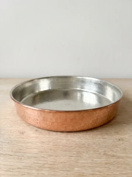yanyana-yuvarlak-firin-tepsisi-18-cm-el-dovme-kirmizi-bb4845-1-sahne-1 El yapımı bakır tepsi — Bakır Yanyana Yuvarlak Fırın Tepsisi 18 cm El Dövme Kırmızı — fırında pişirme ve servis — BakırBul