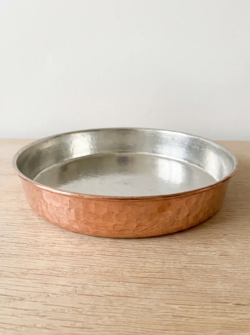yanyana-yuvarlak-firin-tepsisi-30-cm-el-dovme-kirmizi-bb4823-1-sahne-1 El yapımı bakır tepsi — Bakır Yanyana Yuvarlak Fırın Tepsisi 30 cm El Dövme Kırmızı — fırında pişirme ve servis — BakırBul